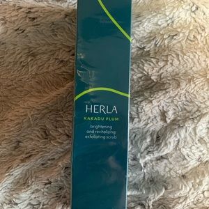 Herla kakadu plum exfoliating scrub